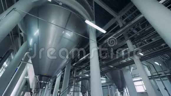 安装在啤酒厂的钢制罐的底部视图视频的预览图