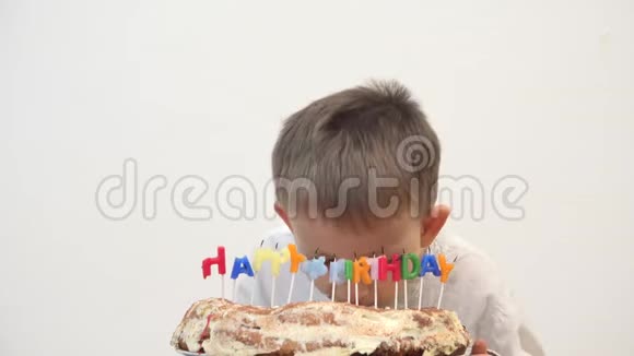 有趣的孩子吃生日蛋糕的肖像有趣的肮脏的脸笑笑童年的味道视频的预览图