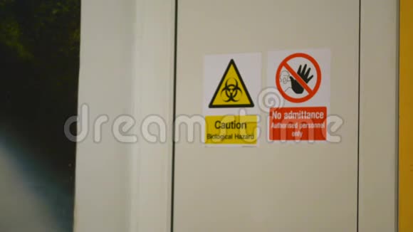 科学家进出生物实验室门上有生物危险警告标志视频的预览图