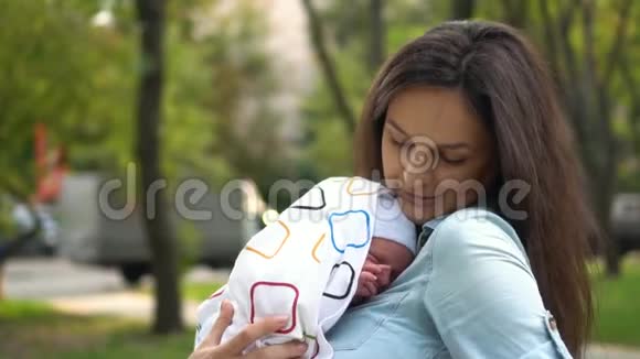妈妈和她的新生儿快乐的母亲抱着她的孩子生育观念视频的预览图