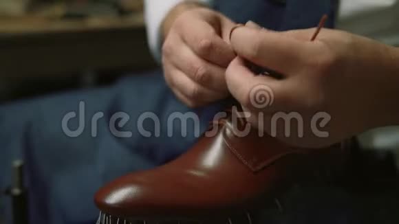 鞋匠系鞋师傅工匠工人在小作坊工厂制造生产制造鞋子铁锤视频的预览图