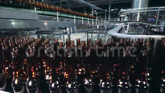 大型运输皮带移动玻璃啤酒瓶视频的预览图