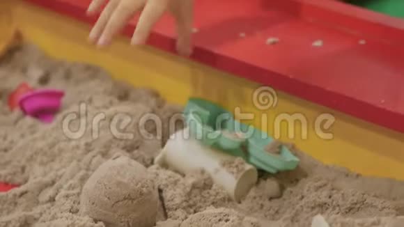 幼儿玩动态沙用沙子填充模具用沙子做成图形视频的预览图