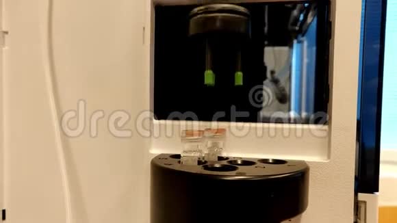 自动手臂在机器内移动玻璃瓶视频的预览图
