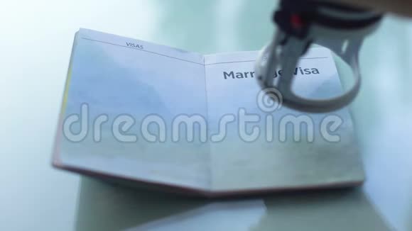 签发结婚签证海关官员在护照上加盖公章旅行视频的预览图