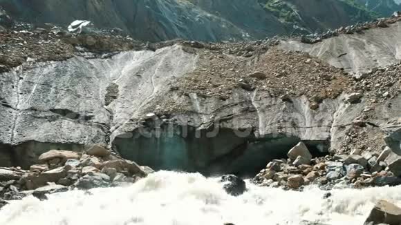 在炎热的一天落石山河从冰川下流出视频的预览图