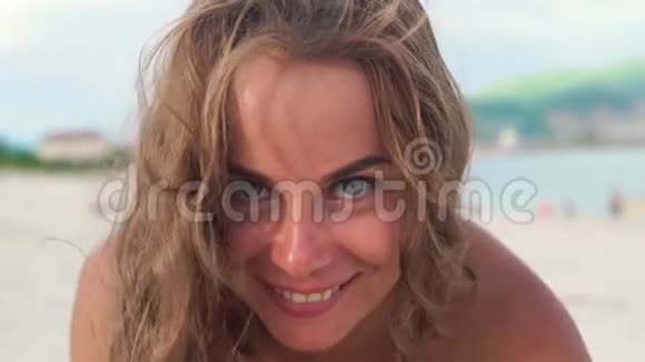 肖像美女有雀斑皮肤和棕色头发海滩背景脸上有雀斑的卷发女人视频的预览图