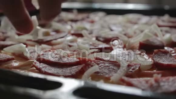 弓落在披萨上意大利腊肠披萨的概念视频的预览图