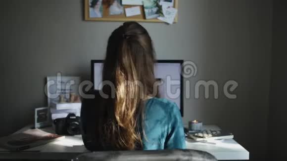 一个漂亮女孩用电脑的后视镜然后她转过身接了手机笑了视频的预览图