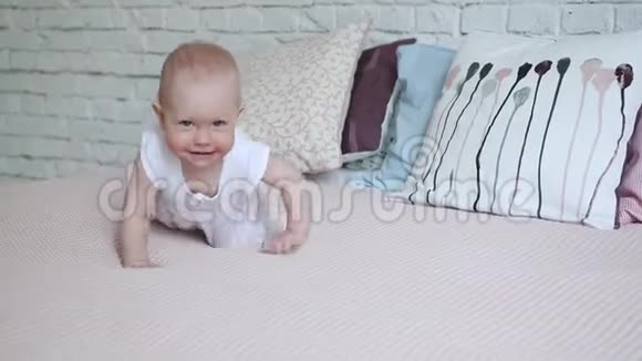 9个月大的宝宝洗澡后爬上床视频的预览图