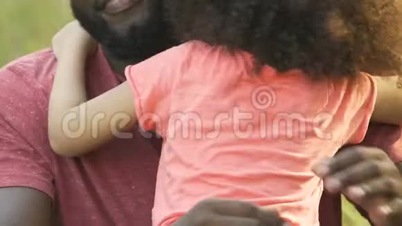 非洲父亲拥抱女儿一起度假亲情视频的预览图