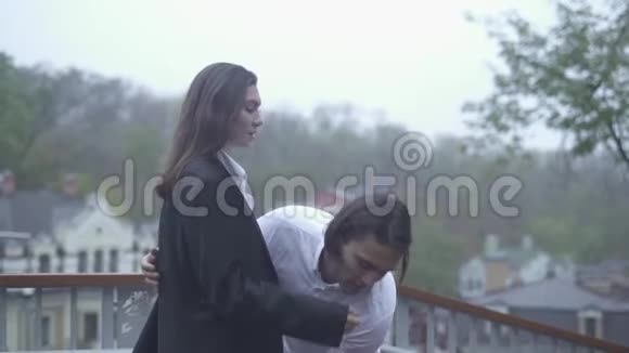 在户外男人把女人抱在怀里年轻的一对夫妇在一起相爱幸福的一对视频的预览图
