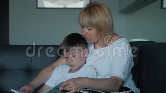 一个幸福的家庭妈妈和儿子读了一本书视频的预览图