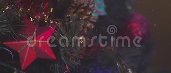 一棵圣诞树装饰品和灯的细节视频视频的预览图