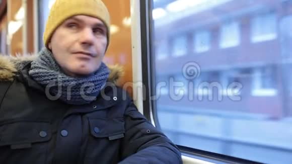 芬兰赫尔辛基地铁里的人视频的预览图