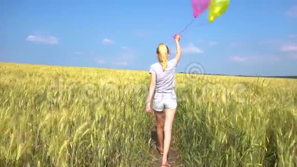 带着气球在田里慢动作的少女视频的预览图