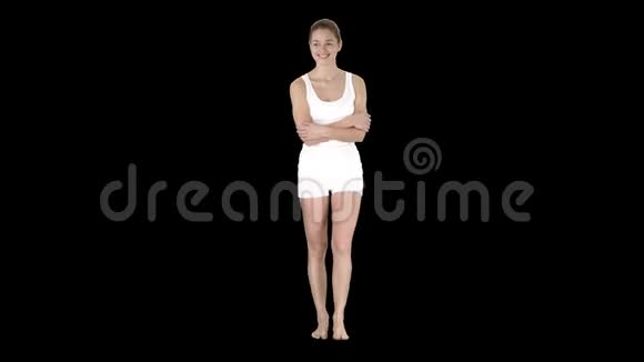 年轻女子穿着白色运动服赤脚行走笑容满面阿尔法频道视频的预览图