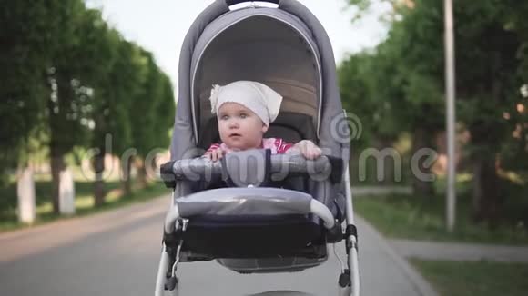 小宝宝坐在婴儿车里微笑着镜头朝视频的预览图