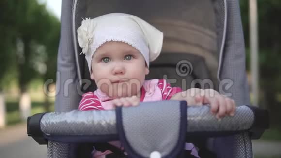 坐在婴儿车里的小婴儿特写镜头视频的预览图