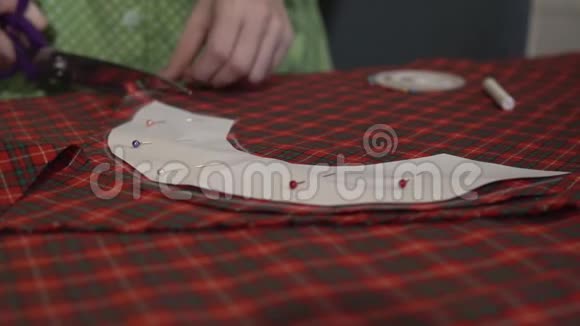 裁缝手切织物视频的预览图