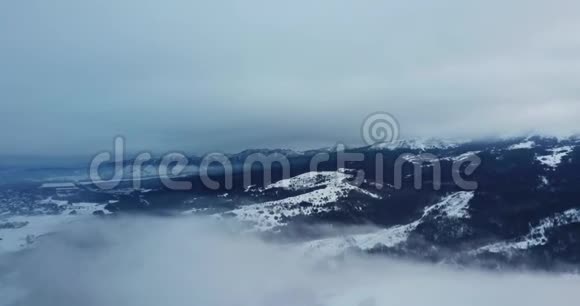 史诗级空中飞行近山云向日出画面和华丽的场景视频的预览图