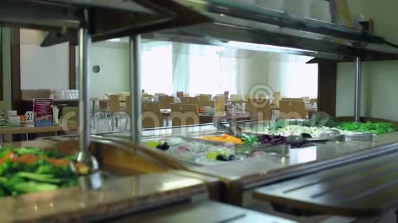 欧洲自助餐厅沙拉水果葡萄石榴石柠檬滑动相机视频的预览图