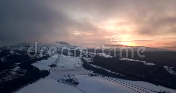 美丽的冬季自然和日落的空中足迹视频的预览图