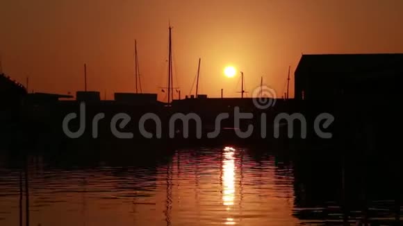 日落近船靠近老城利马斯视频的预览图