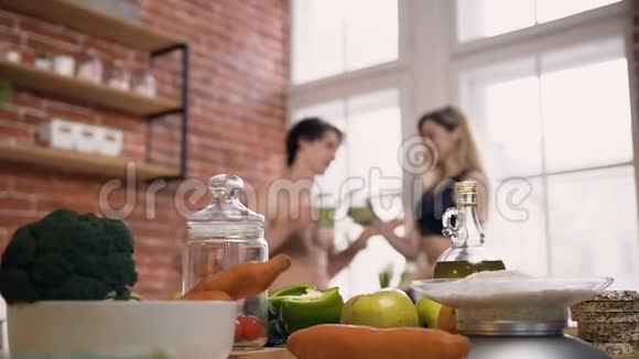厨房桌子上的食物肖像视频的预览图