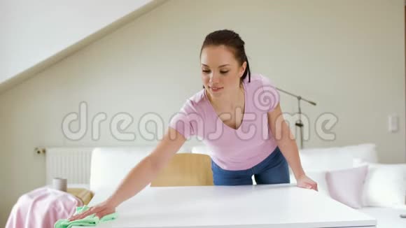 女人在家用微纤维布清洁餐桌视频的预览图