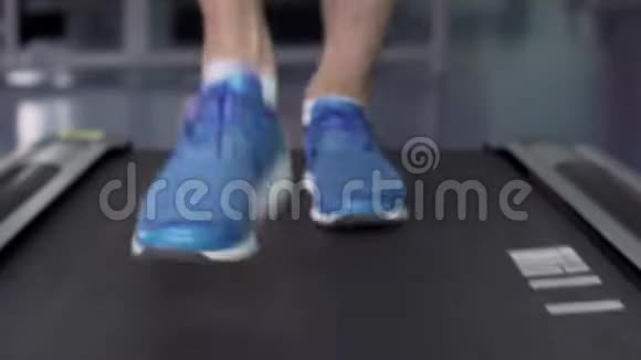 跑步机上健身时的特写男腿视频的预览图