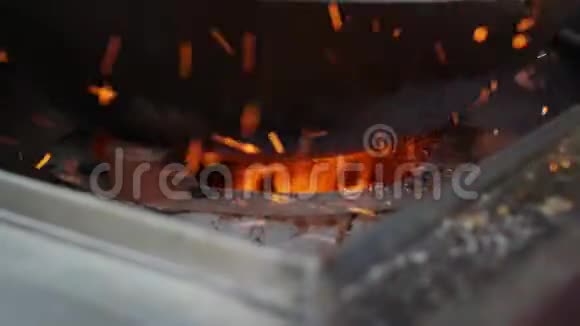 在火灾中近距离燃烧煤炭明亮的橙色火焰在里面燃烧4k视频的预览图