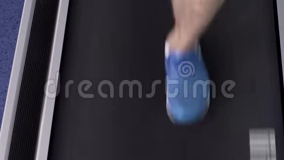 跑步机上健身时的特写男腿视频的预览图
