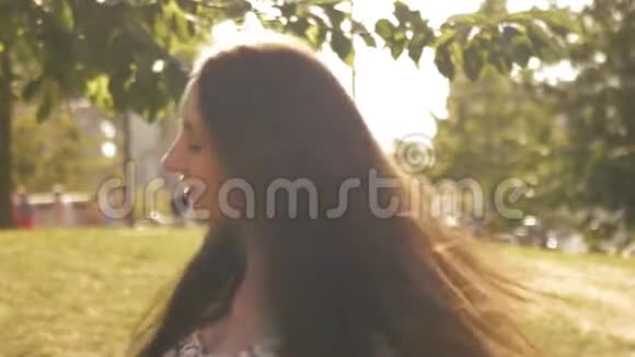 飞扬的头发一个年轻梦幻女孩的浪漫肖像视频的预览图