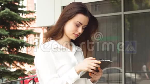 年轻的商业女性使用平板电脑视频的预览图