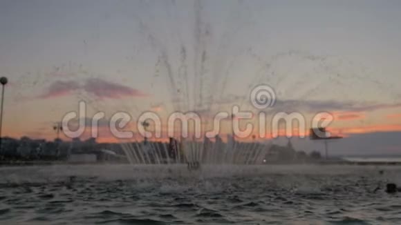 日落时分的喷泉视频的预览图