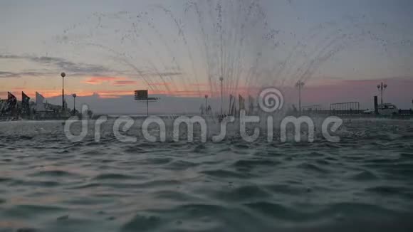 日落时分的喷泉视频的预览图
