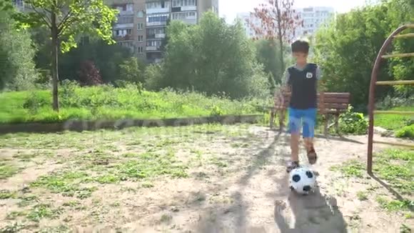 男孩玩足球户外4K视频的预览图