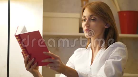 女人在家看书视频的预览图
