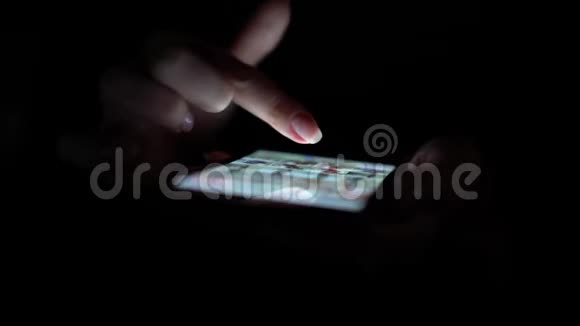 特写女人在手机上使用黑色背景的应用程序视频的预览图