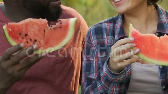 情侣在公园外约会时品尝新鲜西瓜营养健康视频的预览图