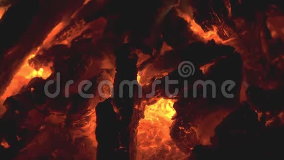 在火灾中近距离燃烧煤炭野营农村生活视频的预览图