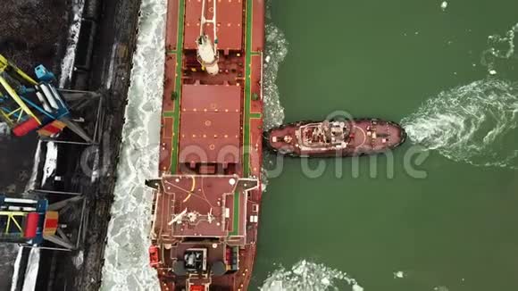 用拖船在港口系泊船舶视频的预览图