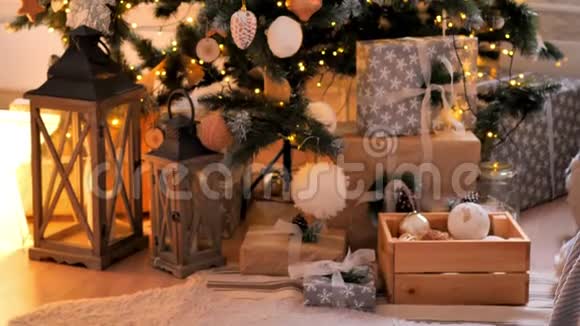 圣诞树上的圣诞装饰和地板上的礼品视频的预览图