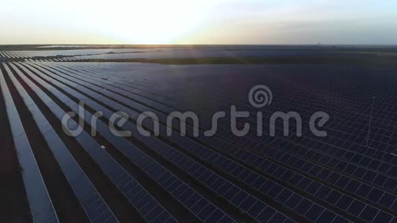 空中沙漠景观大型工业太阳能农场生产集中太阳能围绕着荒野和视频的预览图
