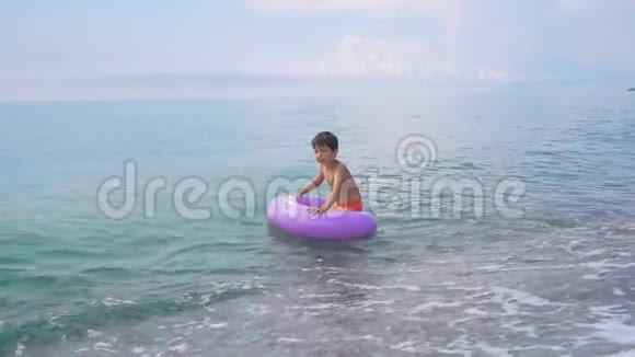 儿童漂浮在充气环上视频的预览图