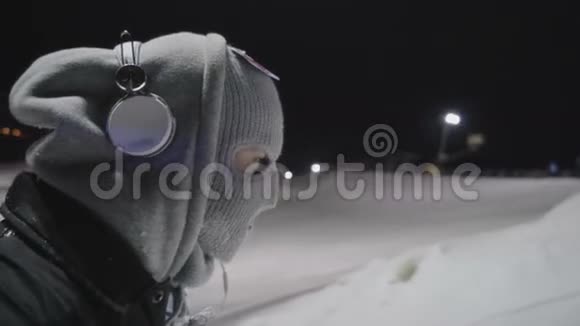 戴面具的滑雪者上电梯视频的预览图
