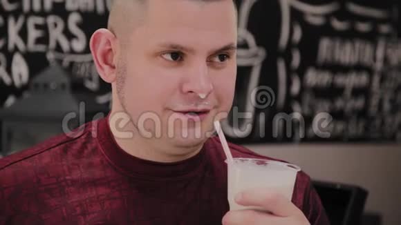 一个男人早上早餐喝一种蛋白质健康饮料视频的预览图