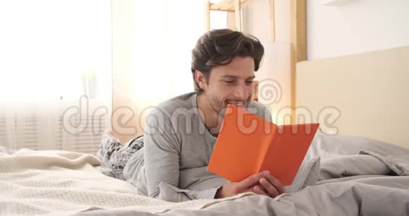 年轻人在床上看书视频的预览图