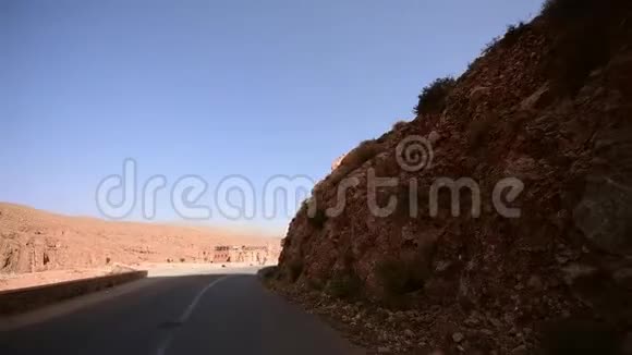 行驶在摩洛哥的达迪斯峡谷山谷视频的预览图
